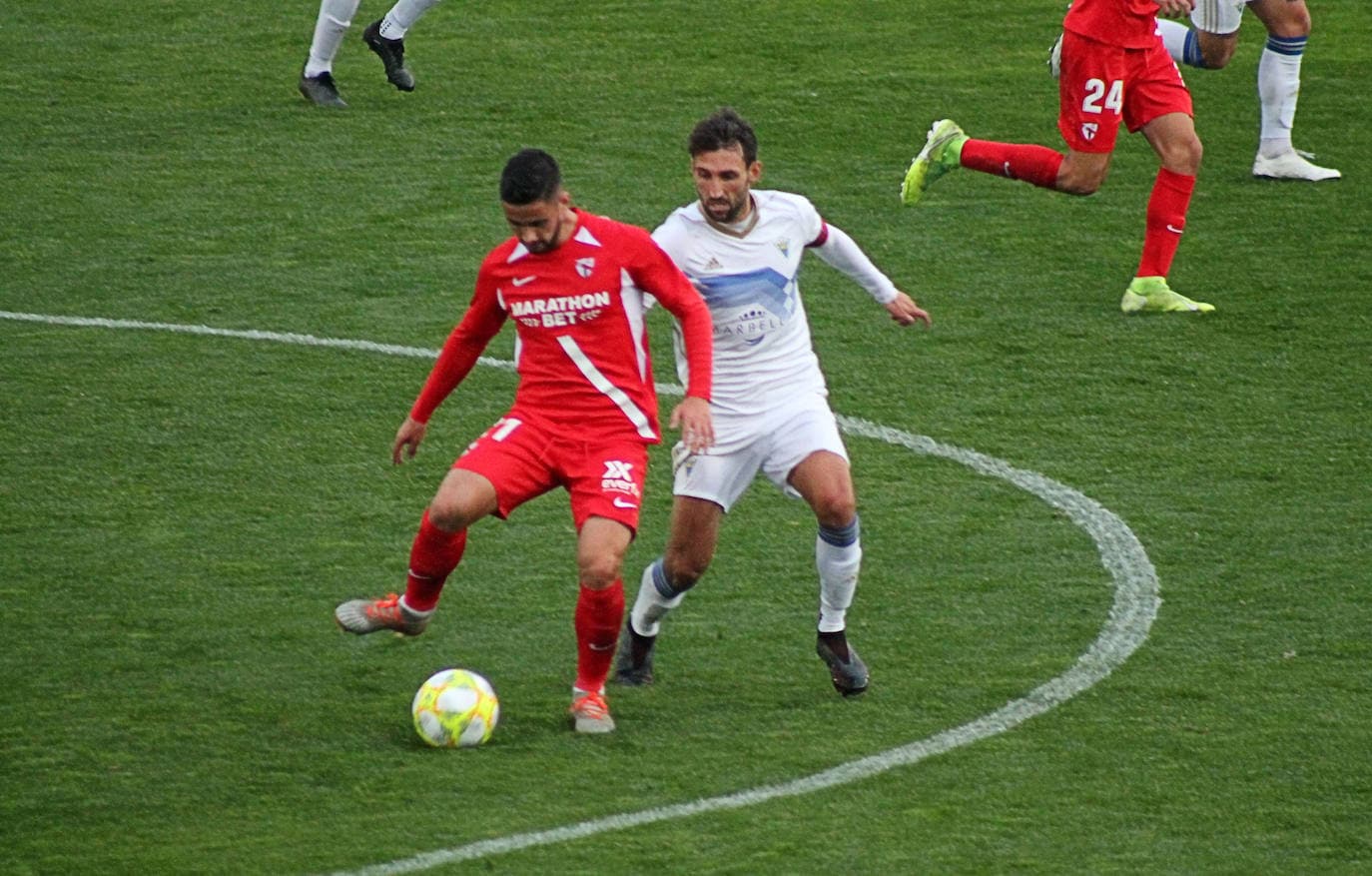 Marbella's Álex Bernal and Sevilla B's Diego José tussle for the ball.