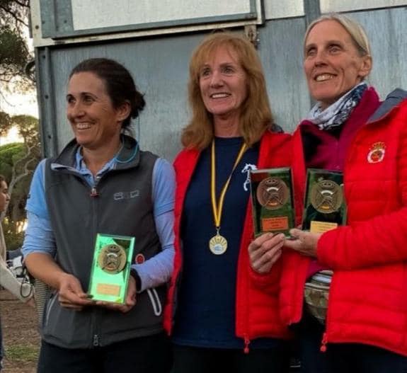 Grahm (right) poses with her medals with Vázquez (left).