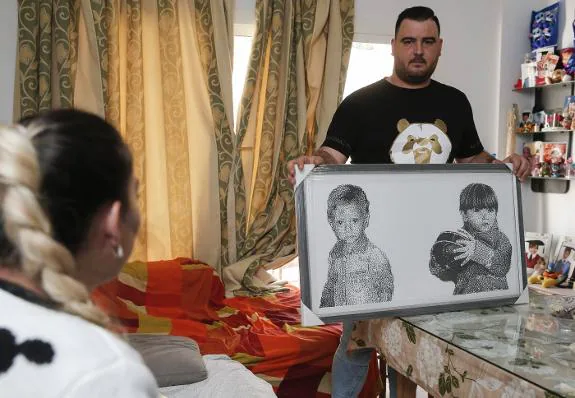 José shows a picture of Oliver and Julen.