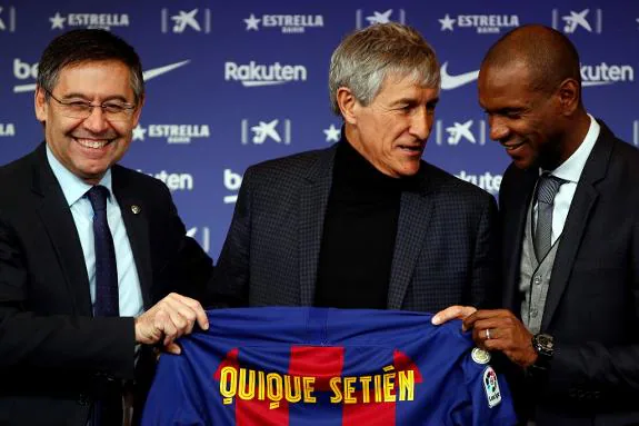 Quique Setién with the Barcelona shirt at Tuesday's unveiling.