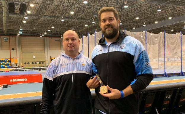 Borja Vivas shows off his medal alongside his coach. 