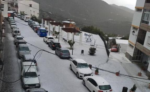 Snow and hail ushers in April in inland Malaga province