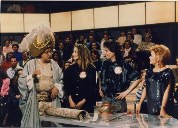 Mayra Gómez Kemp (r) presented the show from 1982 to 1988.