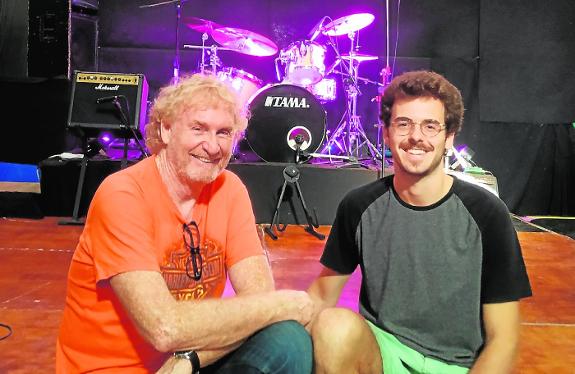 Elendil Díez de Oñate and his son Manuel, on the main stage at their recording studio. j.m.m