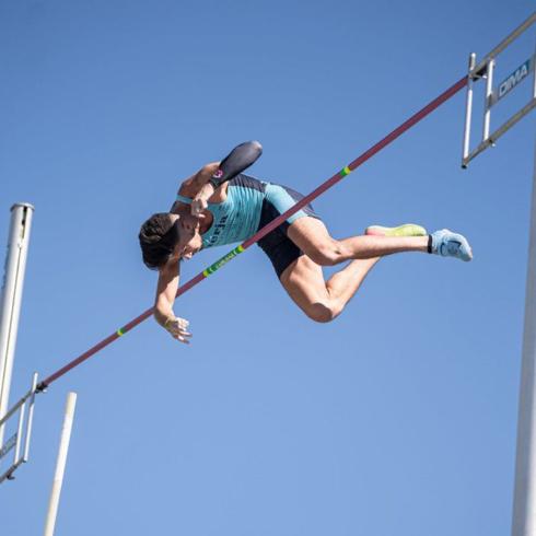 Isidro Leyva goes top of the national rankings in pole vault