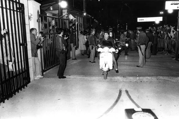 Police opening the gate into Gibraltar on 5 February 1985.