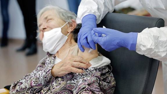 Vaccine reduces infection in care homes but lack of supplies delays over-80s jabs