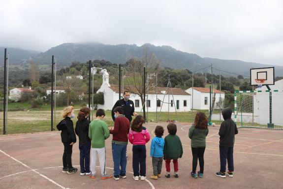 The nine pupils of the rural school in Siete Pilas, with their PE teacher. 