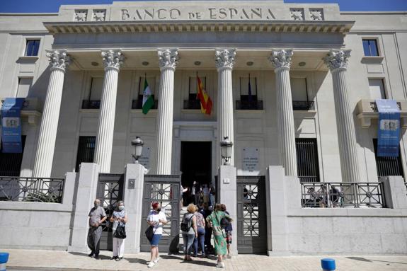 The queue outside the  bank of Spain in Malaga on  Monday.