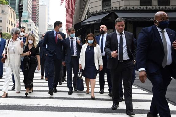 Pedro Sánchez (front row, 3rd left)  on New York's Fifth Avenue on Wednesday with his entourage. 