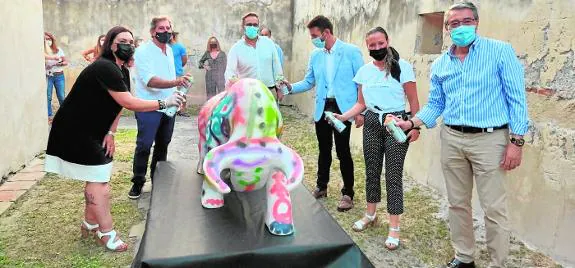 The artist (second left), along with Rincón mayor, Francisco Salado, and other councillors with his bull painted in graffiti. 