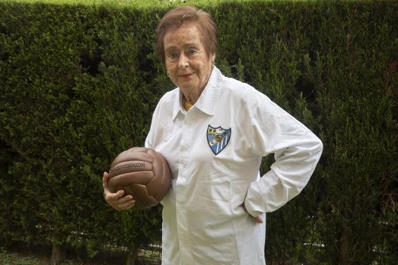 t Lourdes Alonso, with an old-fashioned shirt and ball. 