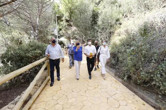 Mayor Ángeles Muñoz with councillor for Works Diego López and other officials. 