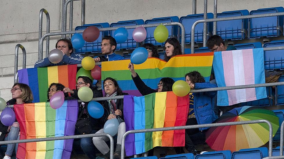 Varias personas con banderas arcoiris en el estadio Ramón de Carranza de Cádiz en abril de 2016 que acogió, antes del inicio del partido de Segunda B Cádiz CF-Sevilla Atlético, un acto de homenaje al árbitro homosexual gaditano Jesús Tomillero, que sufrió insultos y vejaciones en un partido de categoría cadete.