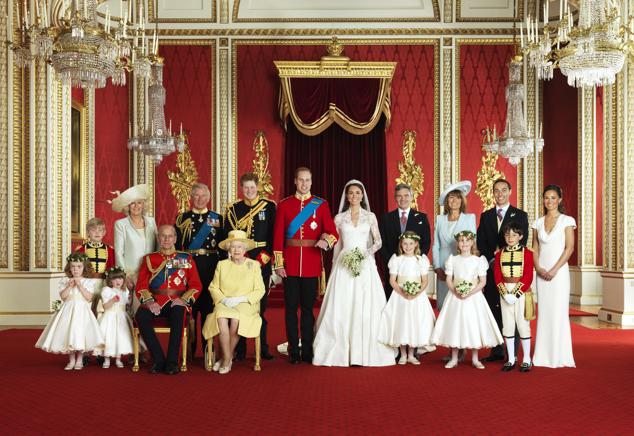 Imagen de la familia real en el Palacio de Buckingham el 29 de abril de 2011 tras la boda de los duques de Cambridge, William y Kate, en el centro. En primera fila, de izquierda a derecha: Grace van Cutsem, Eliza Lopes, el príncipe Felipe de Edimburgo, La reina Isabel II, Margarita Armstrong-Jones, Louise Windsor y William Lowther-Pinkerton. De pie, de izquierda a derecha: Tom Pettifer, la duquesa de Cornualles Camilla, El príncipe Carlos, el príncipe Harry, Michael Middleton, Carole Middleton, James Middleton y Philippa Middleton.