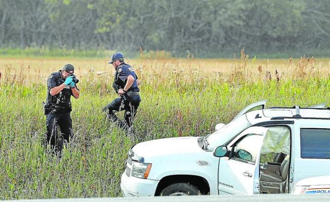 Un agente de la Real Policía Montada de Canadá saca fotos cerca del punto donde Myles Sanderson fue detenido, tras una intensa persecución por carretera./afp