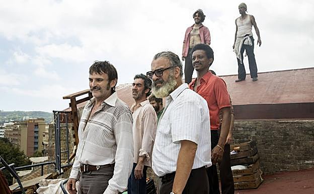 Fernando Tejero y Javier Gutiérrez en el tejado de la Modelo.