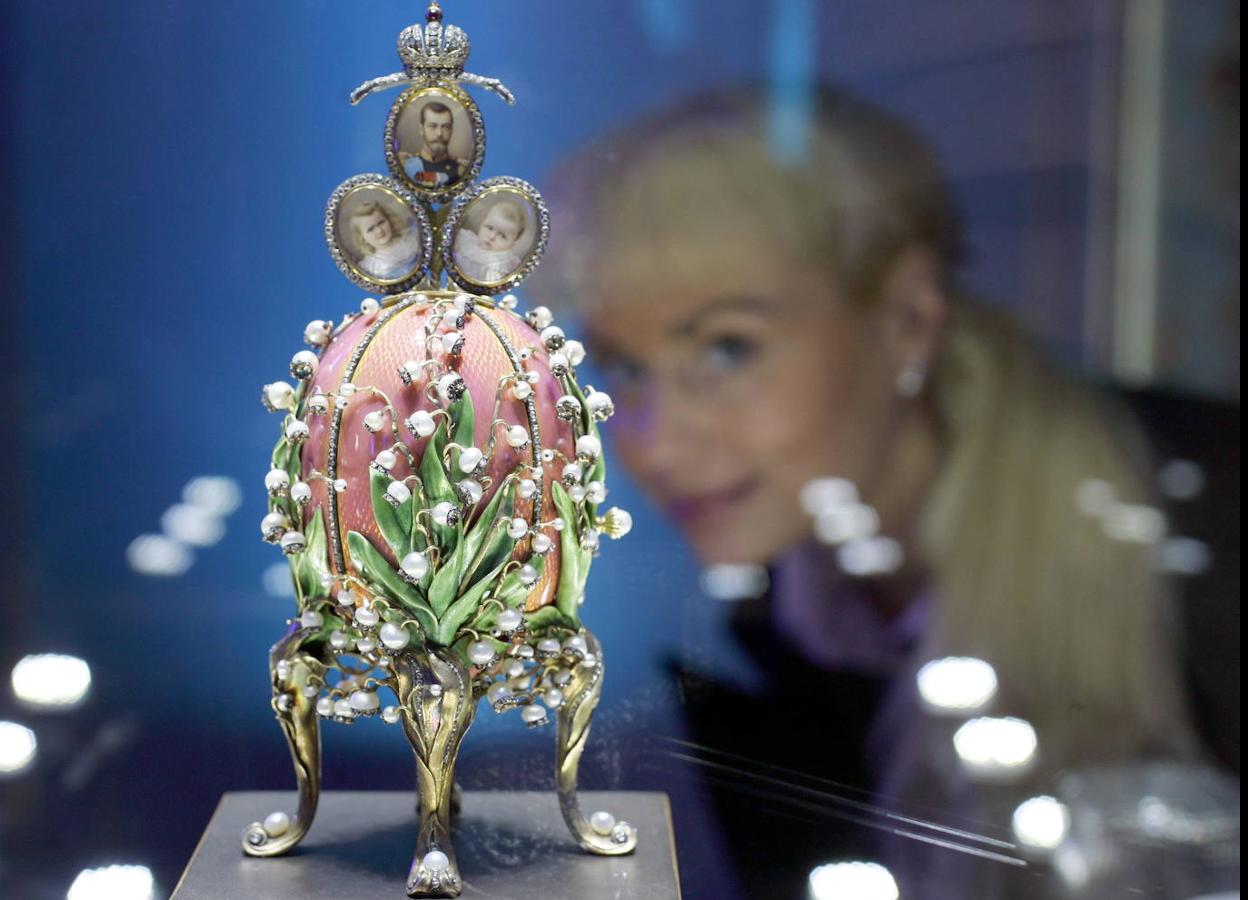 Uno de los 'Huevos de Pascua' del joyero ruso Peter Carl Faberge exspuesta en el castillo Charlottenburg de Berlín, Alemania, en 2005.