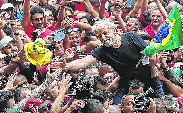 De nuevo candidato. Seguidores de Lula lo portan en hombros tras su salida de la cárcel en 2018.