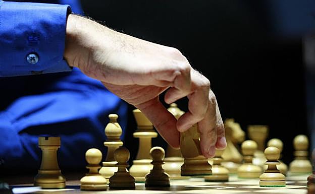 El ajedrecista indio Viswanathan Anand realiza un movimiento durante el Campeonato del Mundo de Aje.