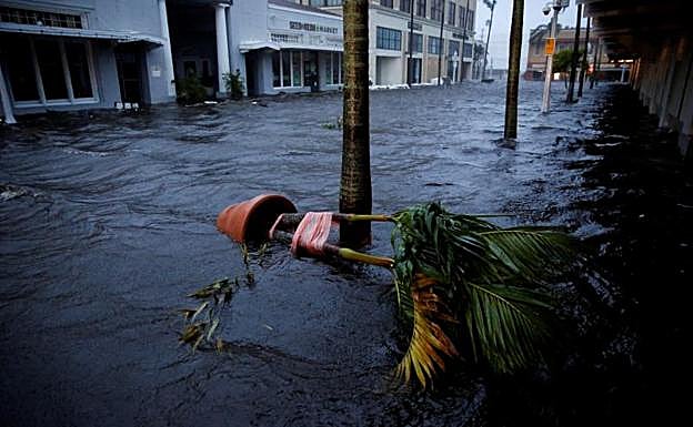 Imagen principal - El huracán Ian pierde intensidad tras causar inundaciones «catastróficas» en Florida