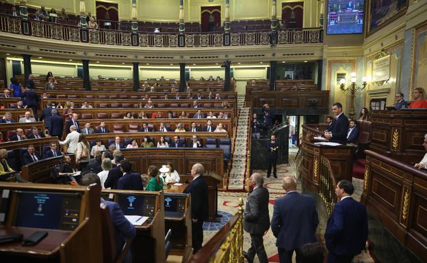 Vídeo. Los diputados de Vox entran tarde en la sesión del Congreso. 