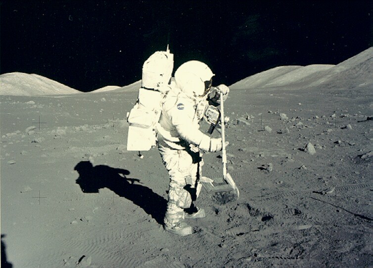 El astronauta Jack Schmitt de la misión Apolo 17, con un rastrillo utilizado para tomar muestras del suelo de la Luna que trajeron a la Tierra. 