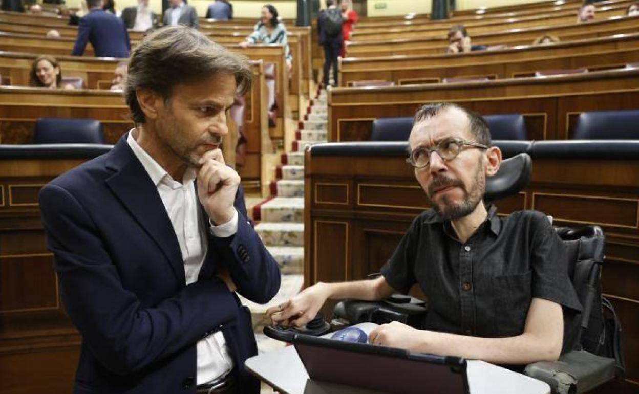 Jaume Asens y Pablo Echenique, en el pleno del Congreso.