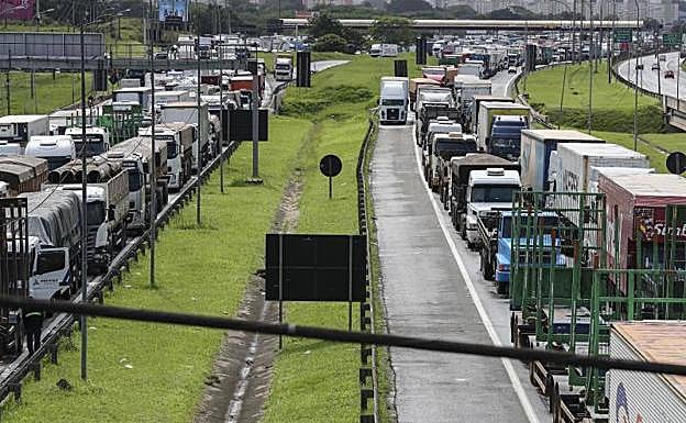 El silencio de Bolsonaro agrava la tensión y provoca disturbios que bloquean veinte Estados en Brasil