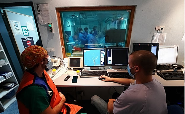 Dos profesionales de Anestesiología y Neurología en la sala de control.