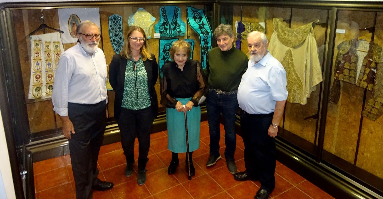 La Maestra Nati y su hijo (d), con la concejal de la Plaza de Toros y los responsables del Museo Taurino, en la inauguración de la Muestra.