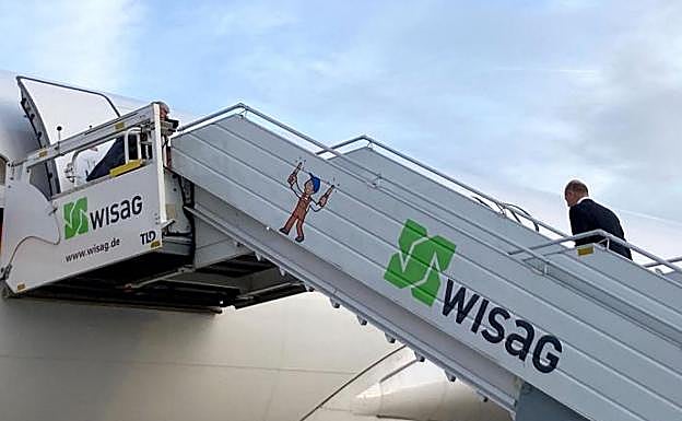 El canciller sube al avión camino a China para encontrarse con Xi-Jingping. 