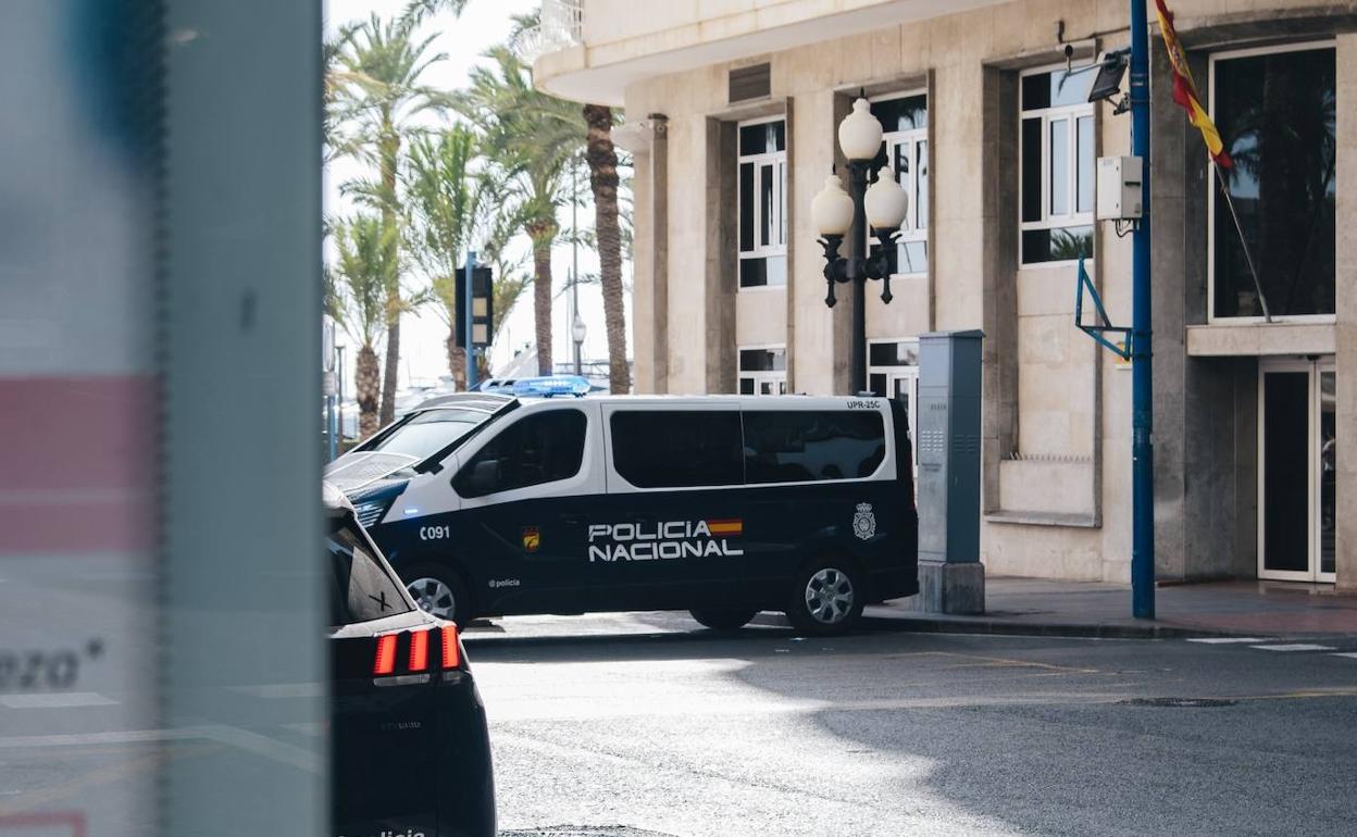 Agentes de la Policía Nacional de Alicante en el ayuntamiento durante un acto 