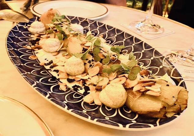 Puerro a la brasa con sal negra, almendra laminada y crema de cebollino