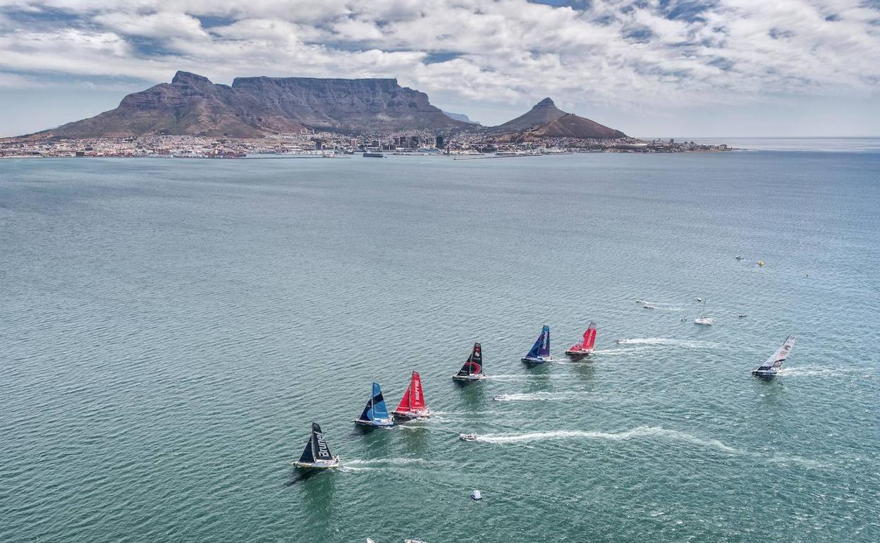 Veleros navegando frente a la costa de Ciudad del Cabo, en Sudáfrica