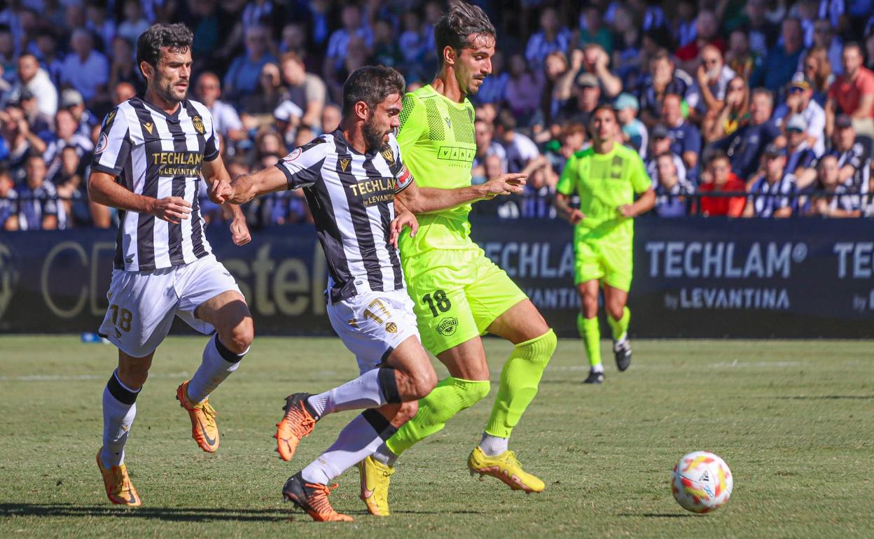 Disputa del balón durante el Castellón-Intercity 