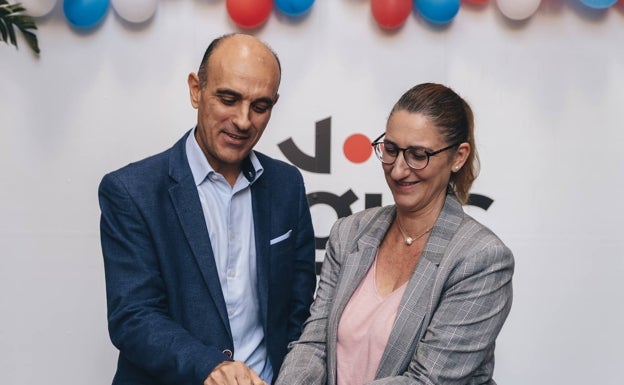 Philippe Jiménez y la concejal de empleo, María del Carmen de España inaugurando el centro 