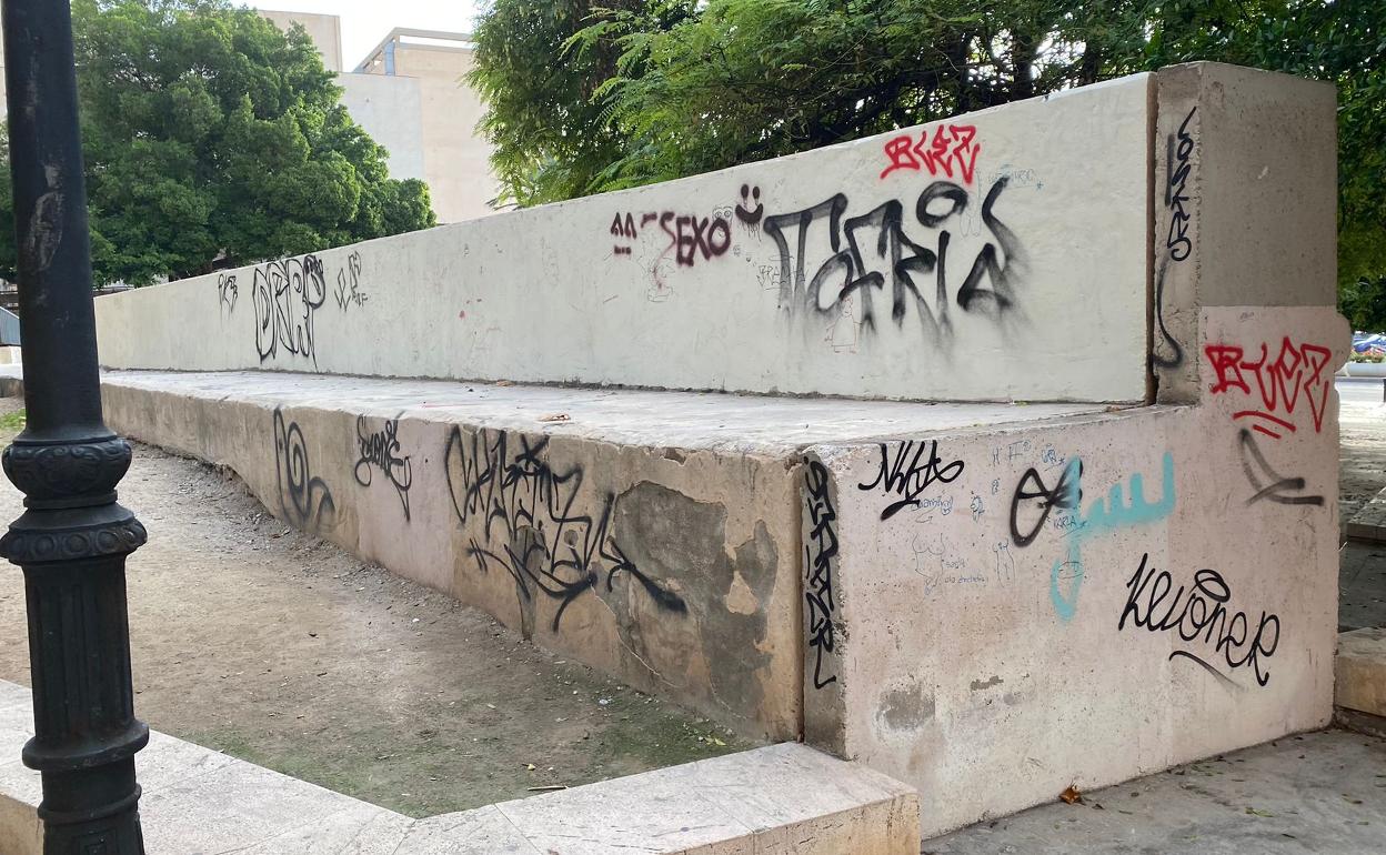 Parte de la muralla llena de pintadas en el paseíto Ramiro 