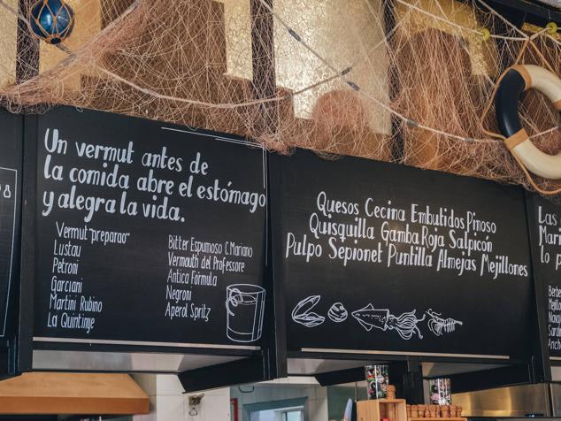 Paneles que hay encima de la barra y que muestran algunos de los productos que se pueden disfrutar