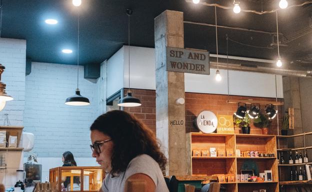 El interior de esta cafetería parece sacado de cualquier serie americana. 