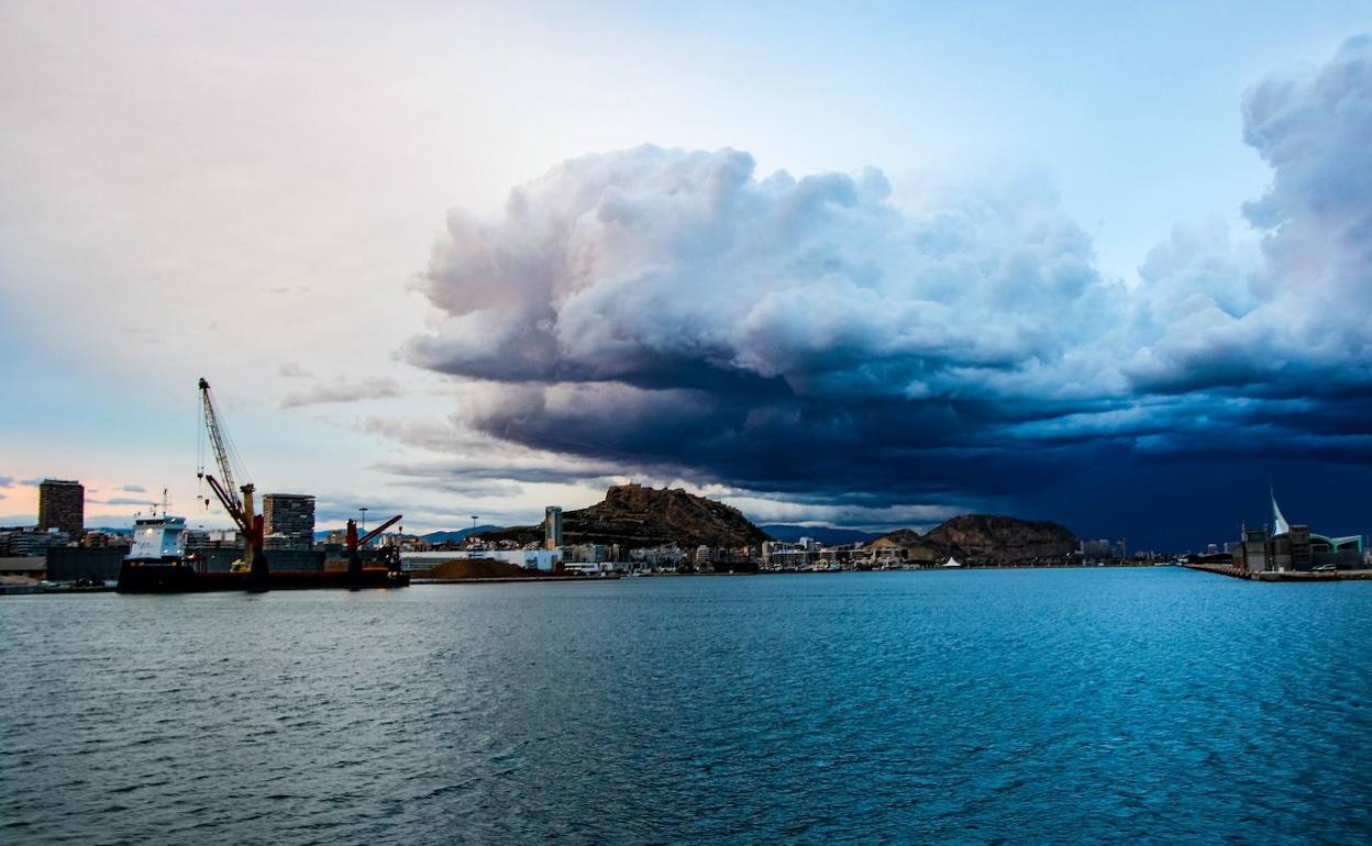 Nubes cubren el centro de Alicante y amenazan con descargar fuertes chubascos