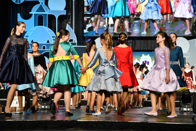 Las candidatas infantiles salen en conjunto al escenario vestidas con su traje de gala.