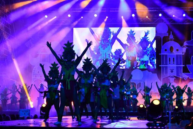 Segundo baile de la elección, en el que participaron 125 niñas y niños pertenecientes a las diversas fogueras y barracas.