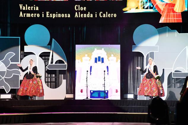 Les dames d'honor de la bellea del foc infantil 2022 salen al ruedo para despedirse de su reindado.