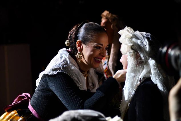 La presidenta de la Federació de les Fogueres de Sant Joan, Toñi Martín-Zarco, recibe a Valeria Gómez tras su despedida.