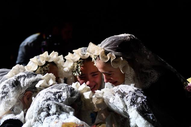 Valeria Gómez y sus dames d'honor se dan un último abrazo tras poner fin a su reindado.