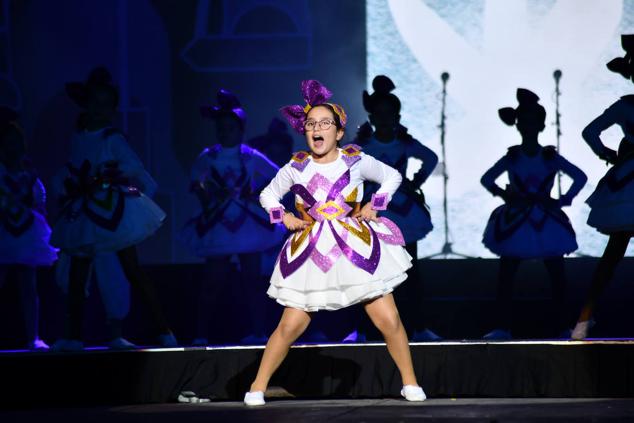 Momento del tercer baile de la elección, en el que participaron 125 niñas y niños pertenecientes a las diversas fogueras y barracas.