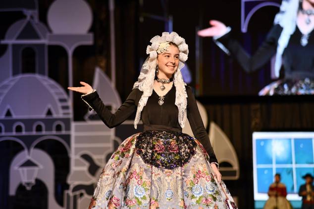 Las candidatas infantiles desfilan con el traje de novia alicantina antes de dar paso a lectura del jurado.