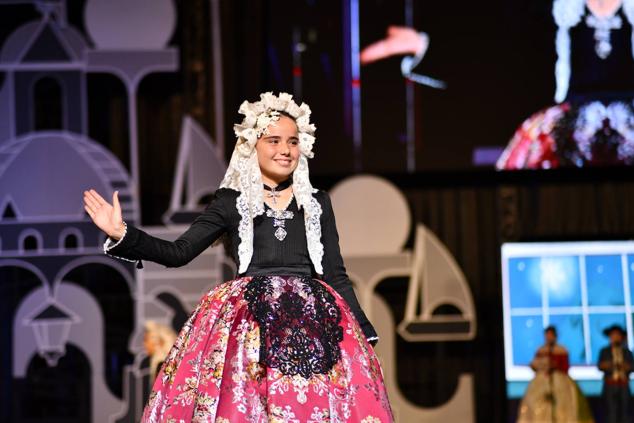 Las candidatas infantiles desfilan con el traje de novia alicantina antes de dar paso a lectura del jurado.