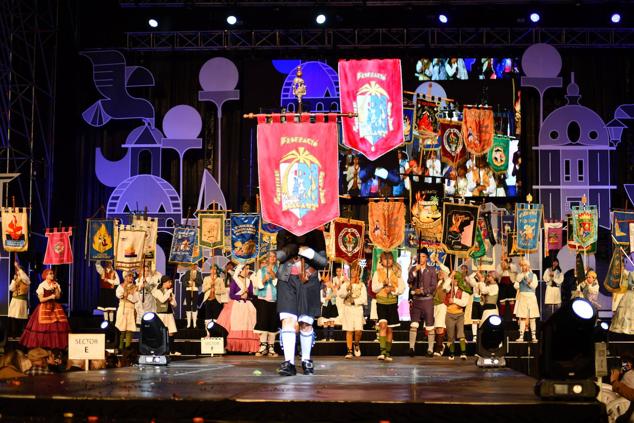 Los estandartes también desfilaron en la elección de la bellea del foc infantil 2023.